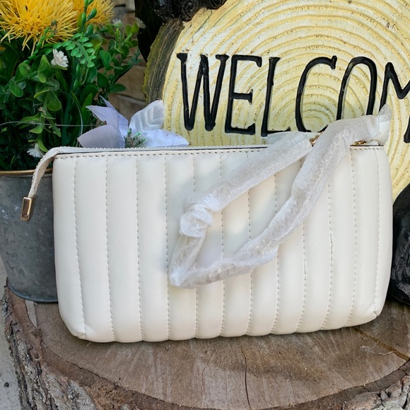 Authentic COACH 1941 Nappa leather/smooth leather zip top wristlet - Picture 4 of 15